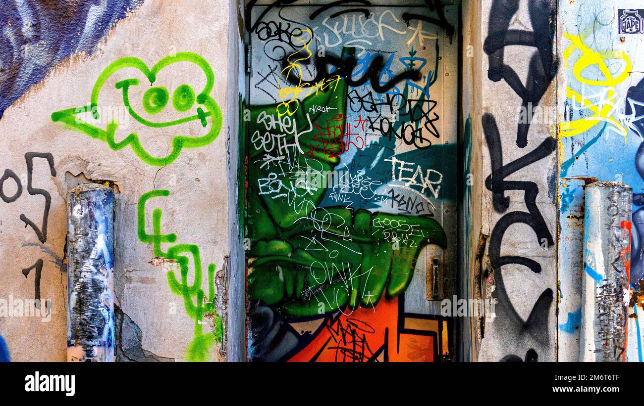 Kräftige bunte Grafitti an der Wand Stockfoto