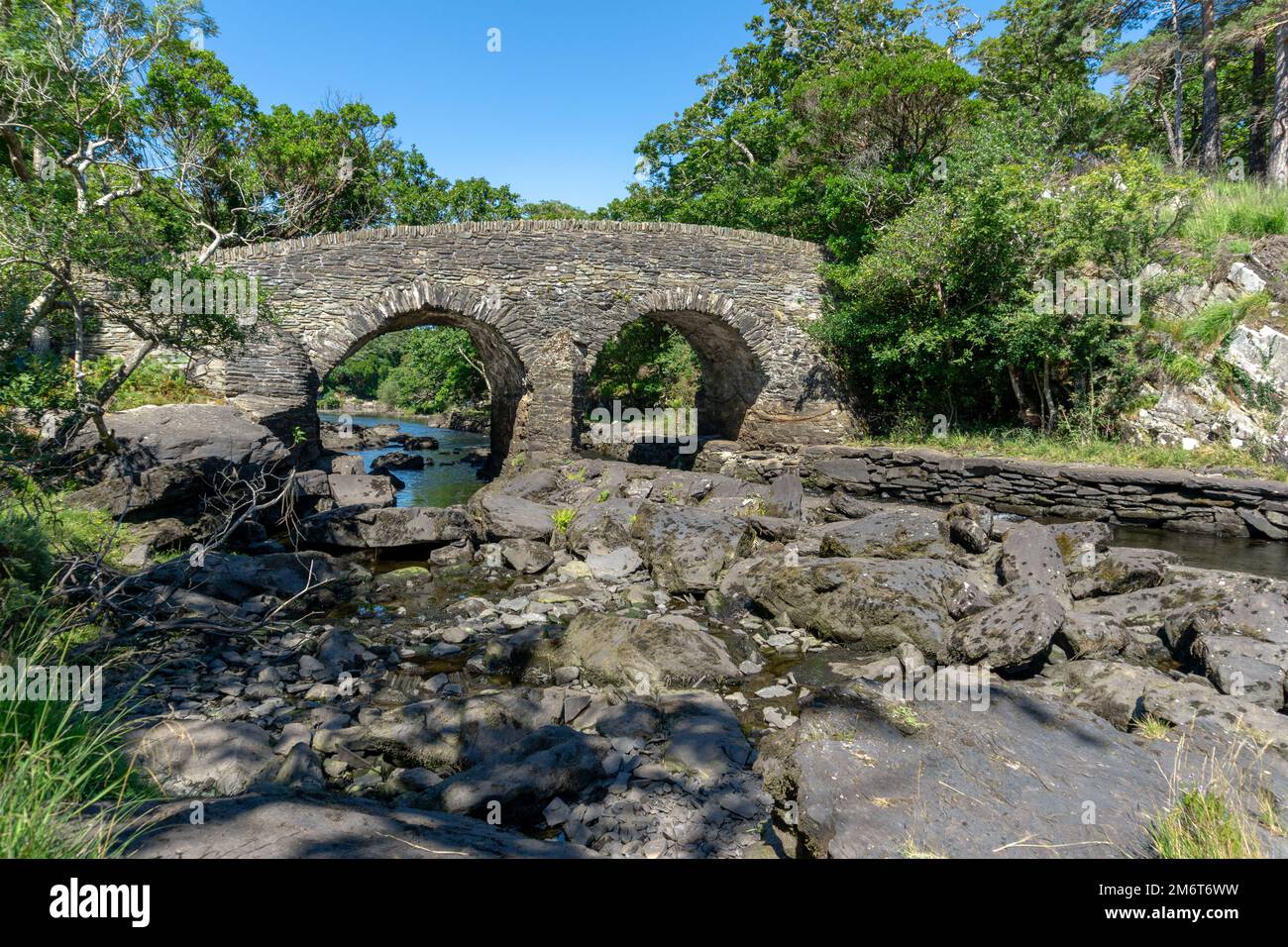 Blick auf die historische Old Weir Bridge beim Meeting of the Waters im Killarney National Park Stockfoto