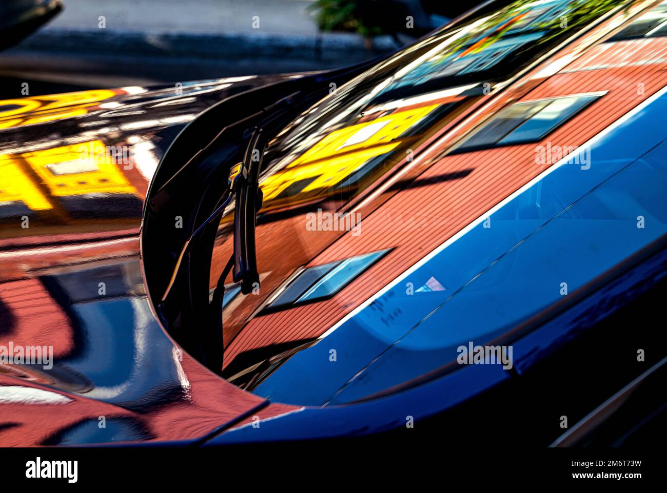 Farbreflexionen auf der Windschutzscheibe eines Autos Stockfoto
