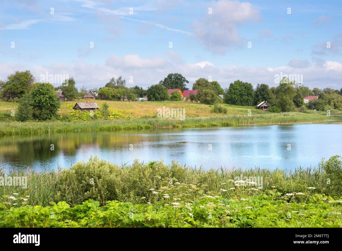 Idyllische Dorflandschaft am See in Belarus Stockfoto