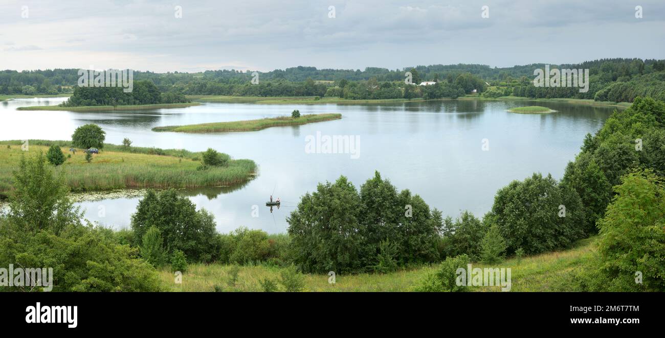 Ruhige Landschaft mit See Stockfoto