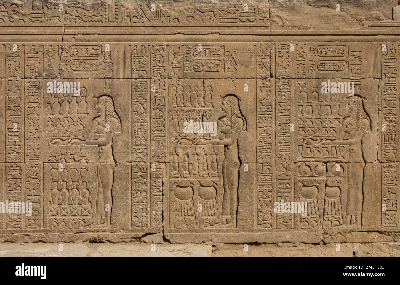 Hieroglyphische Schnitzereien im alten Tempel Stockfoto
