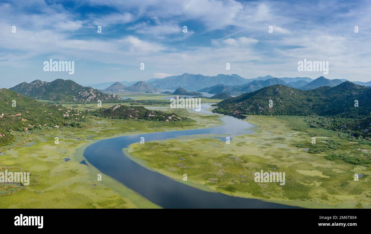 Der Fluss Crnojevica fließt in den Skadar-See Stockfoto