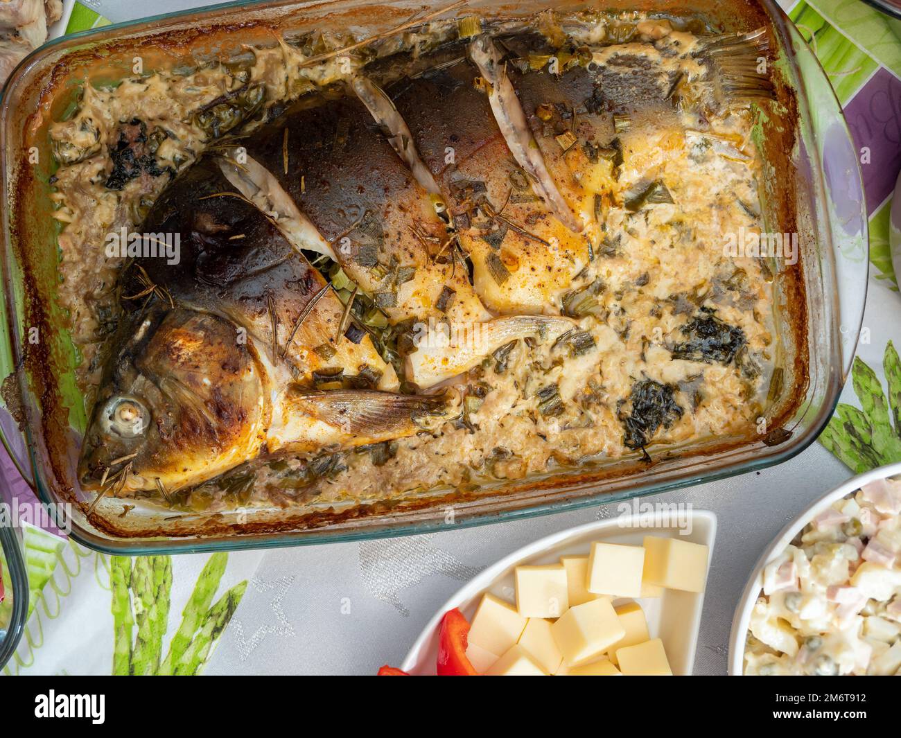 Gebratener Karpfen mit Gewürzen. Frisch gebratener Fisch. Karpfen-Nahaufnahme. Stockfoto