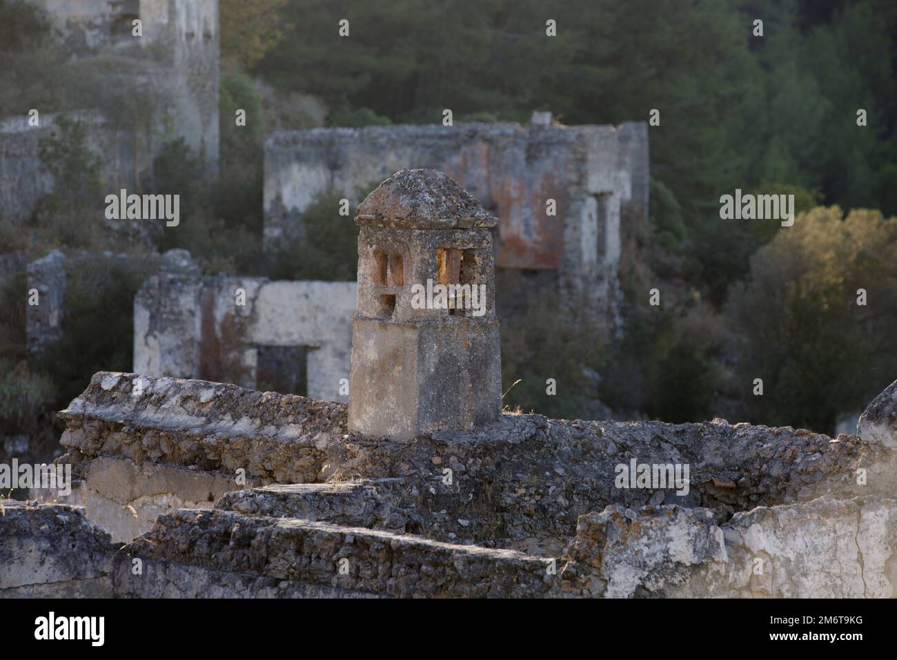 Steinkamin. Fethiye Kayaköy Steinhäuser und Ruinen. Stone Village, Ghost Village, verlassenes griechisches Dorf in Türkiye Stockfoto