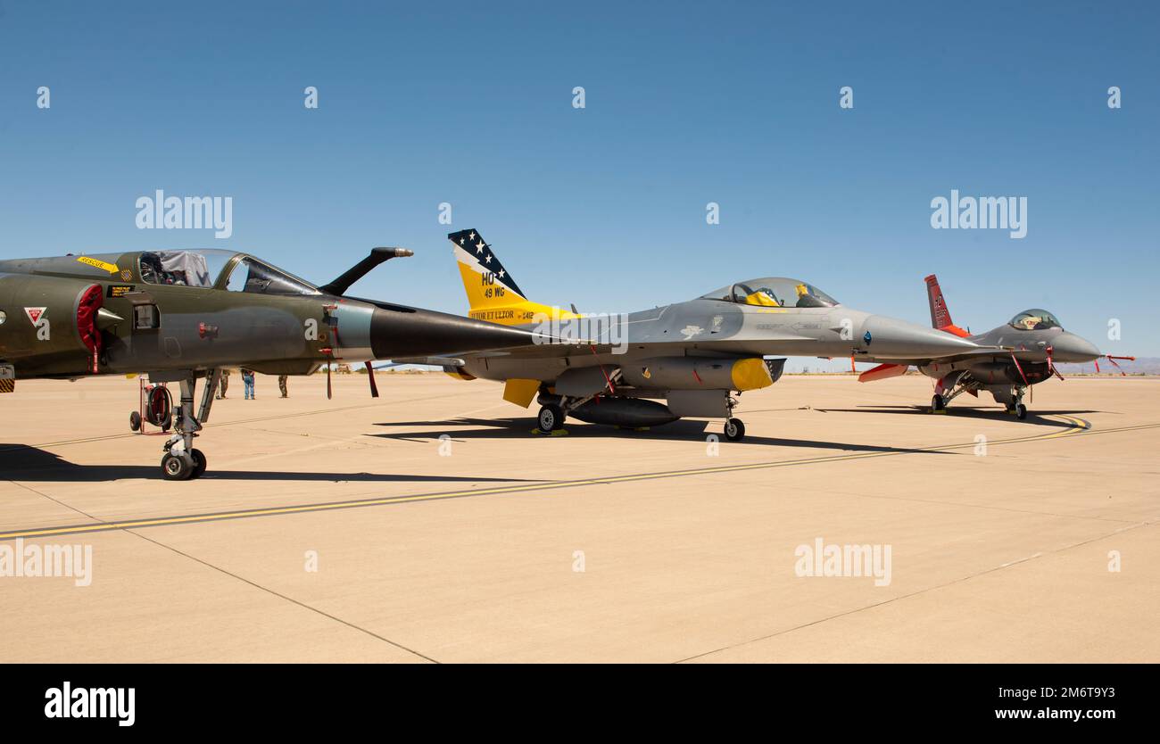 Ein Mirage F-1, F-16 Viper und QF-16 Viper parken am 5. Mai 2022 auf dem Luftwaffenstützpunkt Holloman, New Mexico. Alle drei Flugzeuge sind statische Displays für die Legacy of Liberty Air Show 2022 und das Open House. Stockfoto