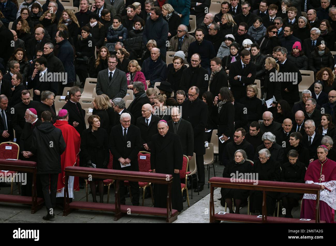 Rom, Catanzaro, Italien. 5. Januar 2023. Die deutsche Delegation, die bei der Zeremonie gesehen wurde. Die Beerdigung des Papstes Emeritus Benedict XVI, auch bekannt als Papa Ratzinger, fand in St. Petersplatz in Rom, gefeiert vom heutigen Papst Franziskus. Benedict XVI. Trat 2013 aus seiner Position als ehemaliger Papst in den Ruhestand und gründete damit eine innovative Praxis in der Geschichte der katholischen Kirche. (Bild: © Valeria Ferraro/ZUMA Press Wire) Stockfoto