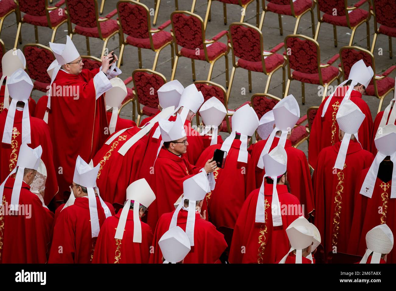 Rom, Catanzaro, Italien. 5. Januar 2023. Cardinals beim Fotografieren gesehen. Die Beerdigung des Papstes Emeritus Benedict XVI, auch bekannt als Papa Ratzinger, fand in St. Petersplatz in Rom, gefeiert vom heutigen Papst Franziskus. Benedict XVI. Trat 2013 aus seiner Position als ehemaliger Papst in den Ruhestand und gründete damit eine innovative Praxis in der Geschichte der katholischen Kirche. (Bild: © Valeria Ferraro/ZUMA Press Wire) Stockfoto