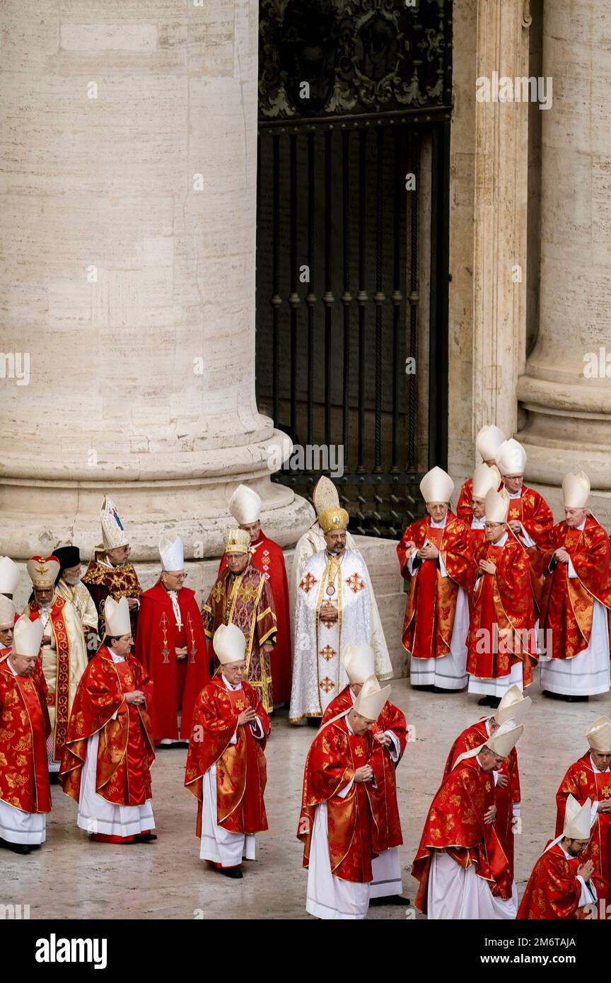 Rom, Catanzaro, Italien. 5. Januar 2023. Cardinals gesehen in St. Peters Platz. Die Beerdigung des Papstes Emeritus Benedict XVI, auch bekannt als Papa Ratzinger, fand in St. Petersplatz in Rom, gefeiert vom heutigen Papst Franziskus. Benedict XVI. Trat 2013 aus seiner Position als ehemaliger Papst in den Ruhestand und gründete damit eine innovative Praxis in der Geschichte der katholischen Kirche. (Bild: © Valeria Ferraro/ZUMA Press Wire) Stockfoto