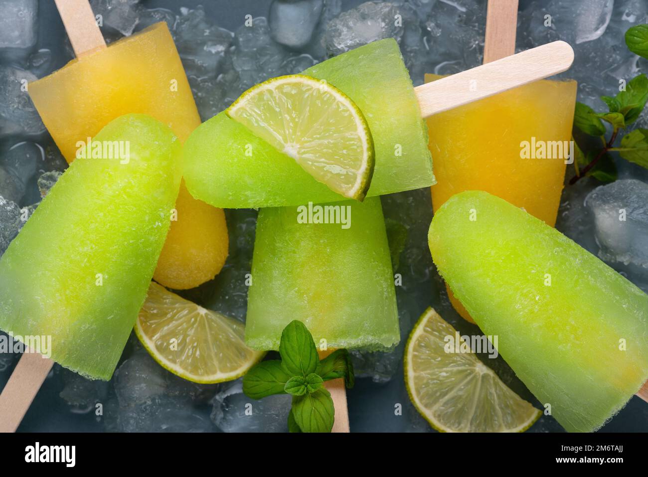 Hausgemachte Popsicles mit Limettensaft, Minze und Orangeneis Stockfoto