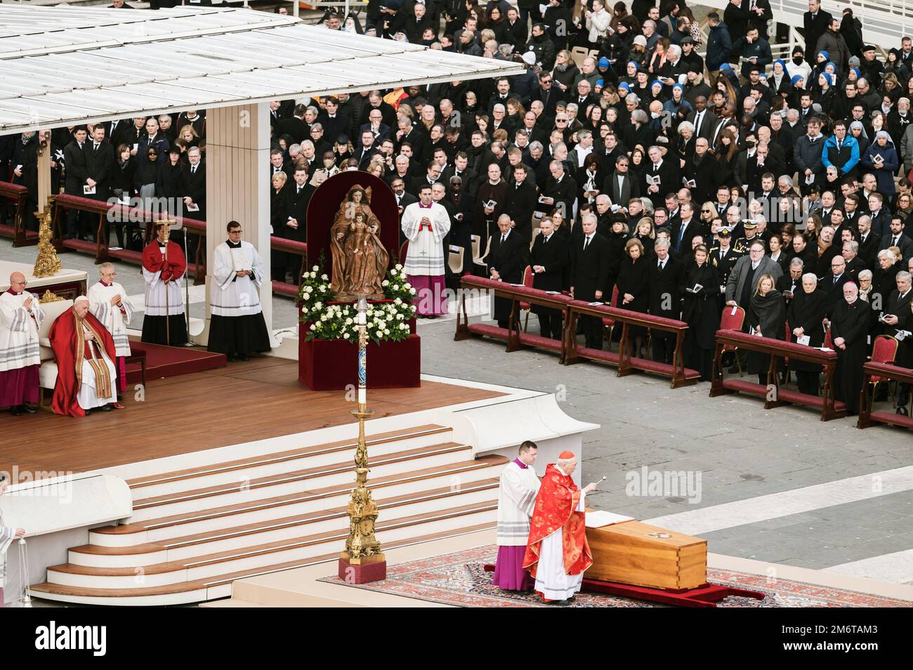 Rom, Catanzaro, Italien. 5. Januar 2023. Die Beerdigung des Papstes Emeritus Benedict XVI, auch bekannt als Papa Ratzinger, fand in St. Petersplatz in Rom, gefeiert vom heutigen Papst Franziskus. Benedict XVI. Trat 2013 aus seiner Position als ehemaliger Papst in den Ruhestand und gründete damit eine innovative Praxis in der Geschichte der katholischen Kirche. (Bild: © Valeria Ferraro/ZUMA Press Wire) Stockfoto