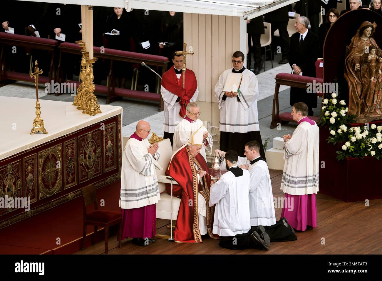 Rom, Catanzaro, Italien. 5. Januar 2023. Religiöse Menschen, die mit Zenser gesehen werden. Die Beerdigung des Papstes Emeritus Benedict XVI, auch bekannt als Papa Ratzinger, fand in St. Petersplatz in Rom, gefeiert vom heutigen Papst Franziskus. Benedict XVI. Trat 2013 aus seiner Position als ehemaliger Papst in den Ruhestand und gründete damit eine innovative Praxis in der Geschichte der katholischen Kirche. (Bild: © Valeria Ferraro/ZUMA Press Wire) Stockfoto