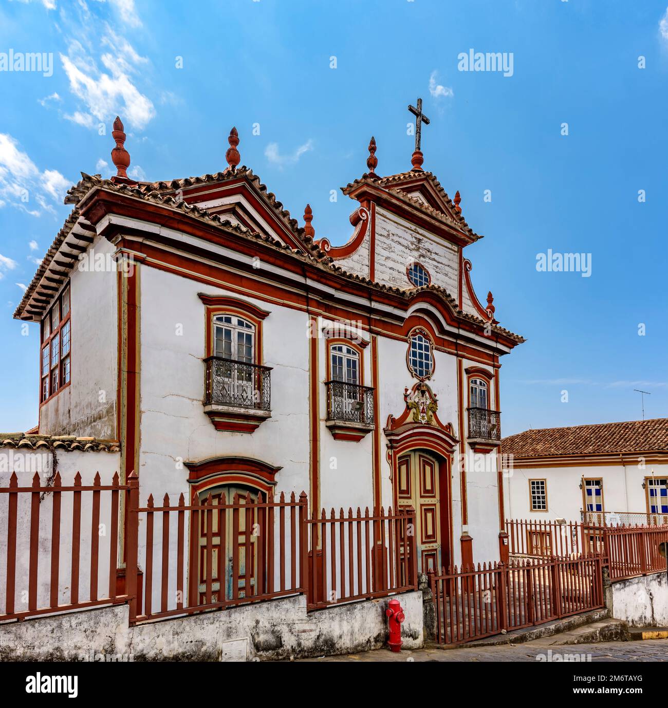 Fassade der alten barocken Kirche in der historischen Stadt Diamantina Stockfoto