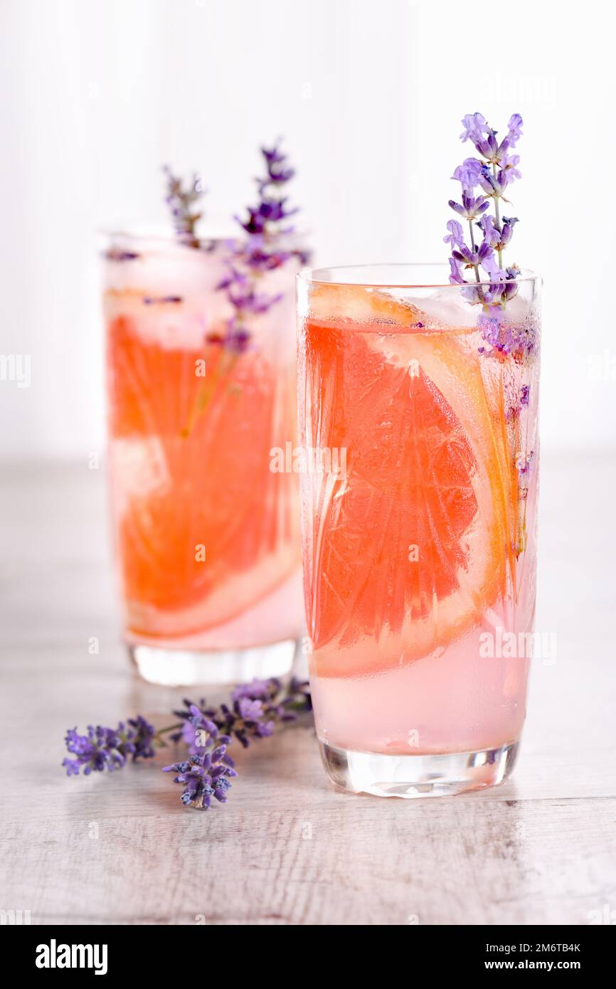 Gin tonic mit lavendel Fotos und Bildmaterial in hoher Auflösung Alamy