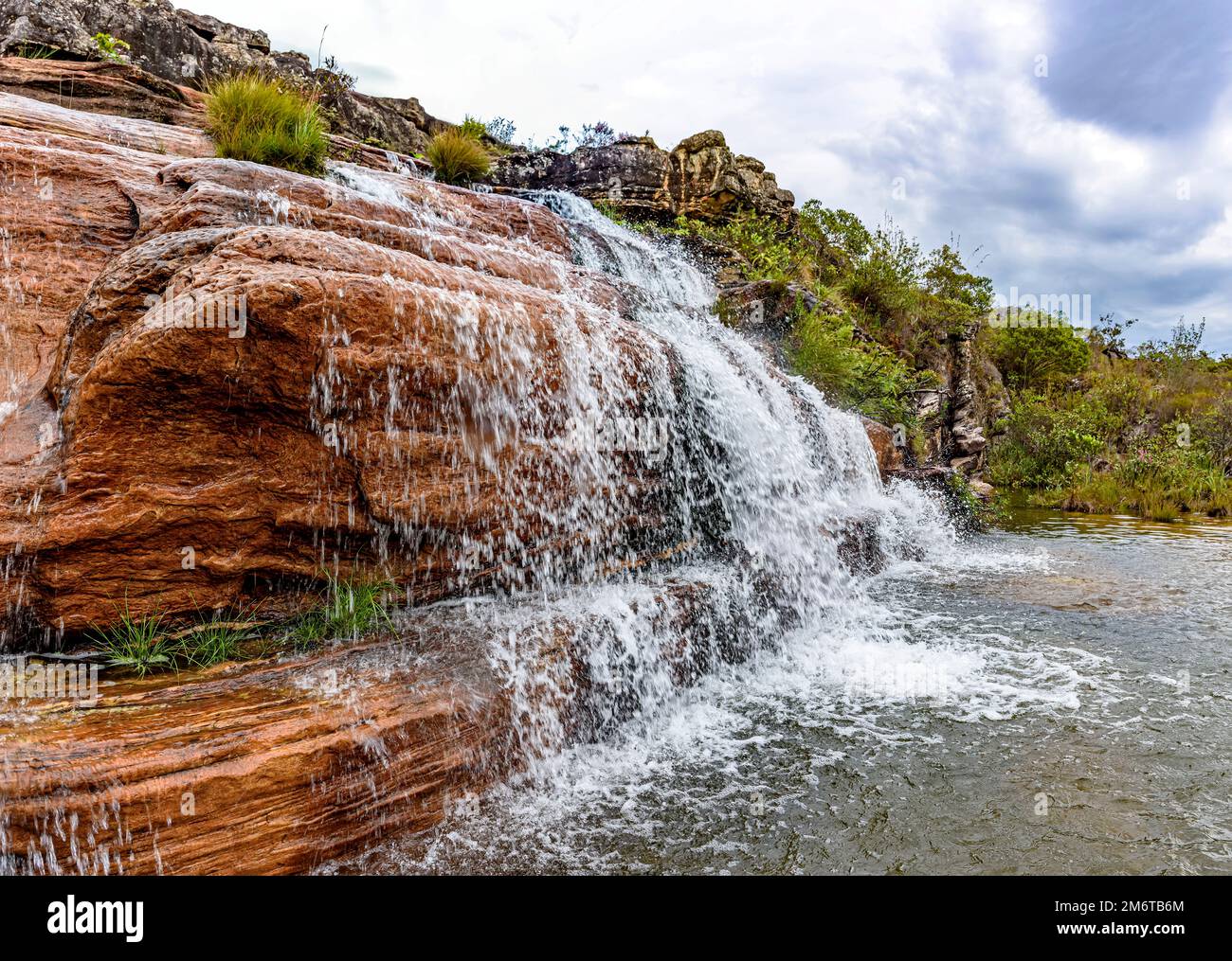 Wasserfall zwischen den Felsen und Vegetation des Naturschutzgebiets Biribiri Stockfoto