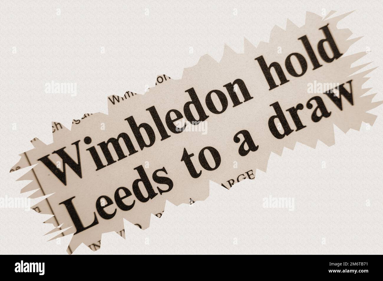 news Story aus 1975 Zeitungsüberschrift Artikel Titel - Wimbledon hält Leeds zum Unentschieden - Sepia Stockfoto