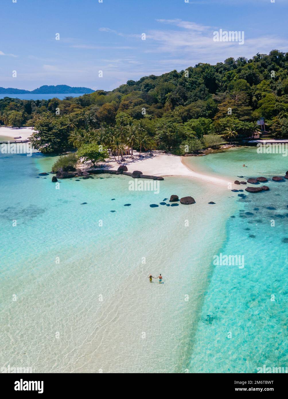 Mann und Frau an einem tropischen Strand in Thailand, Koh Kham Thailand Trat Stockfoto