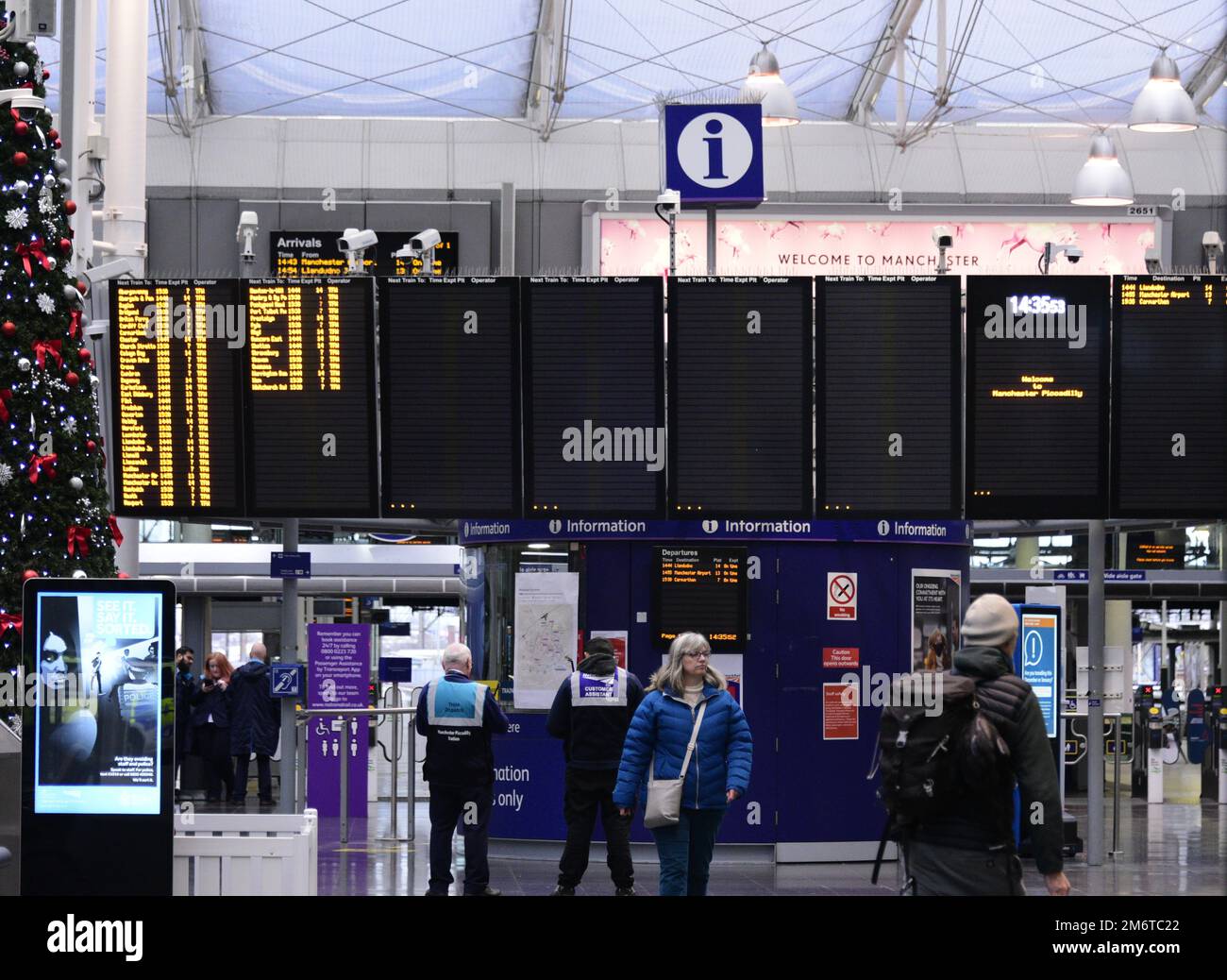 Manchester, Vereinigtes Königreich, 5. Januar 2023. Am Bahnhof Piccadilly, Manchester, Großbritannien, sind fast leere Informationstafeln für die Zugzeiten, während der nationale Streik weitergeht. Zugführer in 15 Betreibergesellschaften streiken heute und setzen sich für ein höheres Lohnangebot ein, da die Inflation den Wert der Löhne senkt. Kredit: Terry Waller/Alamy Live News Stockfoto