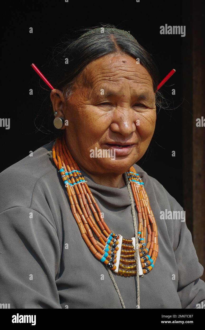 Mon, Nagaland, Indien - 03 11 2014 : Porträt einer Stammesfrau aus Naga Konyak mit wunderschöner traditioneller Halskette und roten Stachelschweinen in den Ohren Stockfoto