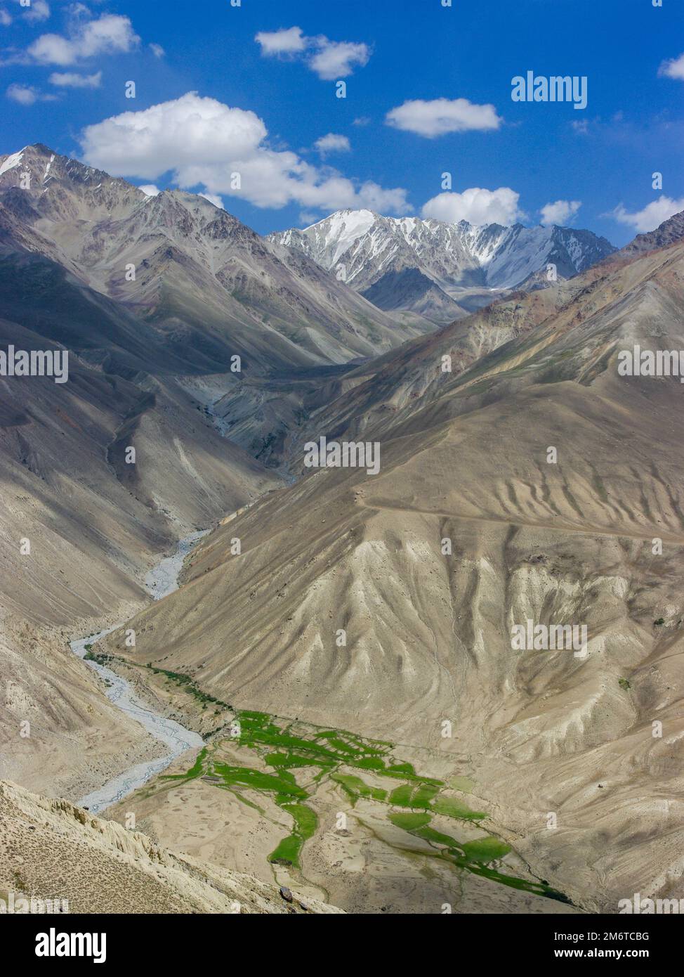 Landschaftsblick auf die schneebedeckten Wakhan- und Hindu-Kush-Berge in Afghanistan von der Hochwüste nach Langar, Gorno-Badakshan, Tadschikistan Pamir Stockfoto