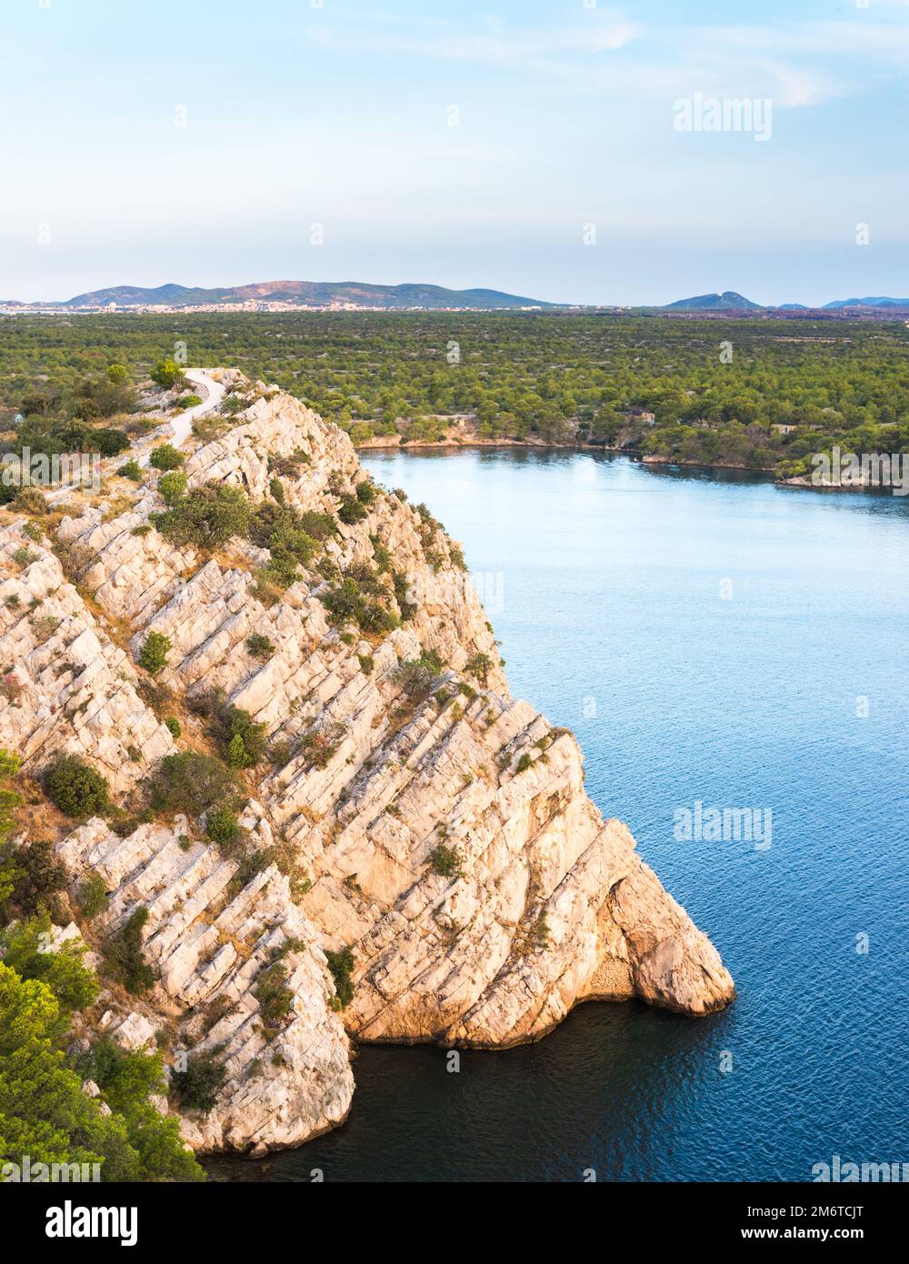 Wanderweg an der Küste des Kanals der Heiligen Ante bei Sibenik in Kroatien Stockfoto