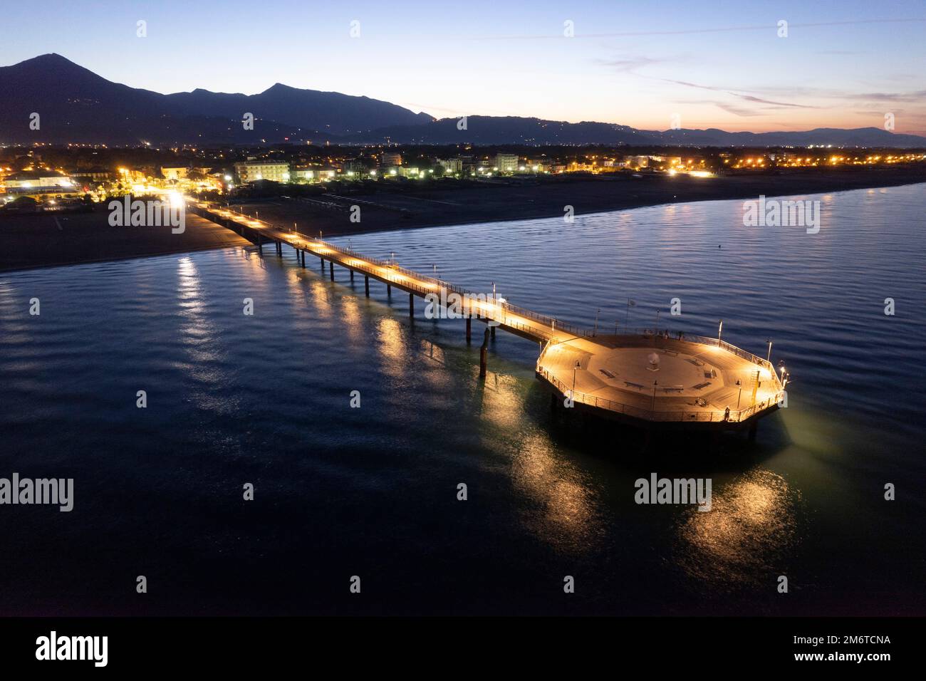 Bei Nacht aus der Vogelperspektive auf den Pier der Marina di Pietrasanta Toskana Italien Stockfoto