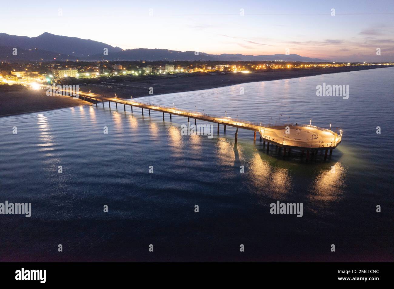 Bei Nacht aus der Vogelperspektive auf den Pier der Marina di Pietrasanta Toskana Italien Stockfoto