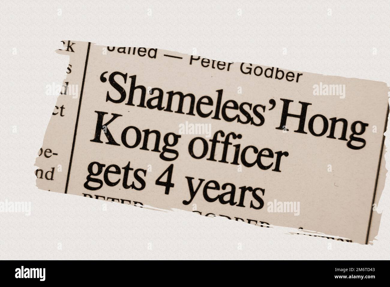 Schamloser Offizier aus Hongkong bekommt 4 Jahre - Nachrichtengeschichte von 1975 Zeitungsüberschrift mit Überzug in Sepia Stockfoto