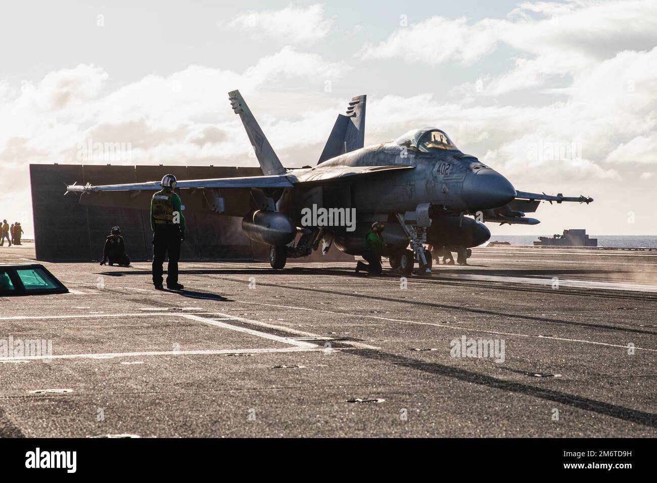 221231-N-PA221-2303 PHILIPPINE SEA (31. Dezember 2022) ein F/A-18E Super Hornet, das den „Blauen Diamanten“ der Streikkkämpfer-Staffel (VFA) 146 zugewiesen wurde, bereitet sich auf den Start vom Cockpit des Flugzeugträgers USS Nimitz (CVN 68) vor, um an einer Demonstration des Langstreckenstreiks teilzunehmen. Nimitz ist in der 7. Flotte und führt Routineeinsätze durch. 7. Fleet sind die USA Die größte Flotte der Navy, die mit einer Anzahl von Flotten ausgestattet ist, interagiert regelmäßig mit 35 Seenationen, um eine freie und offene Region im Indo-Pazifik zu erhalten. (USA Marinefoto von Mass Communication Specialist 3. Class Kevin Tang) Stockfoto