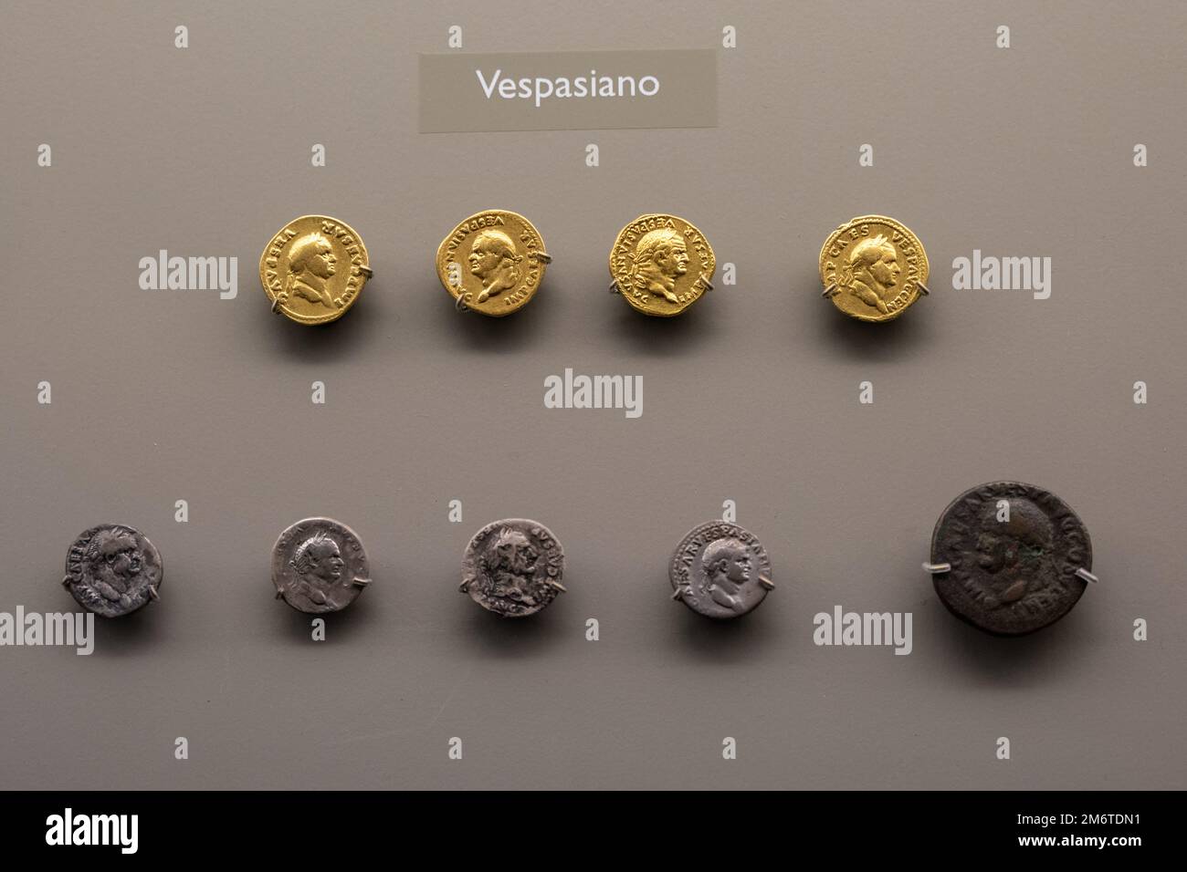 Merida, Spanien - 28. Dezember 23: Eine Sammlung römischer Münzen im Nationalmuseum für römische Kunst Stockfoto