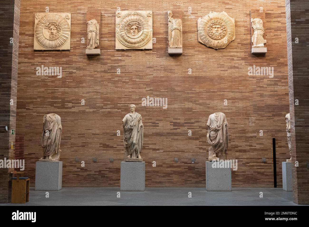 Merida, Spanien - 28. Dezember 23: Römische Skulpturen im Nationalmuseum für römische Kunst Stockfoto