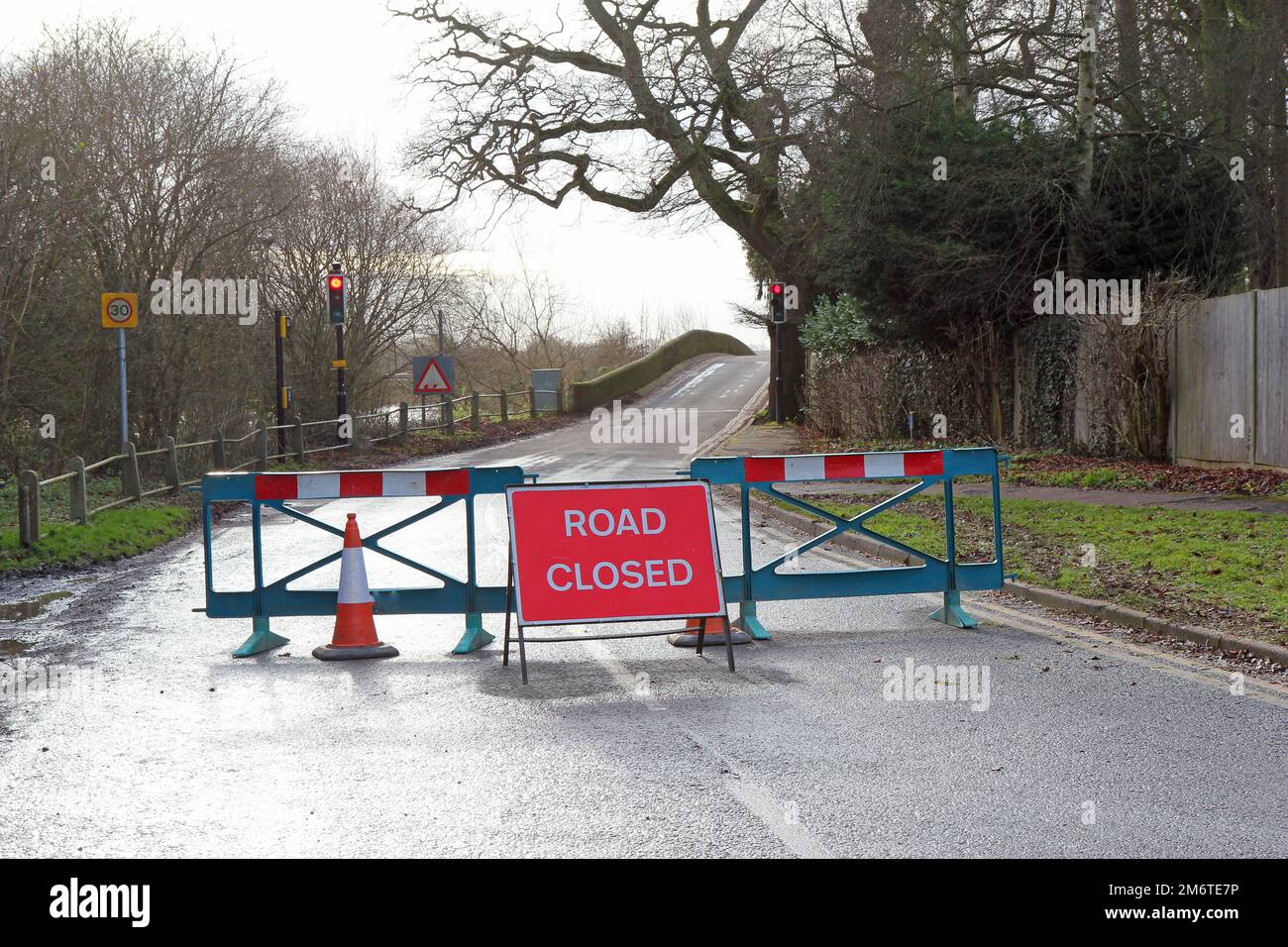 Straße gesperrt. Ein Straßensperrenschild warnt den Verkehr davor, durchzufahren. Stockfoto