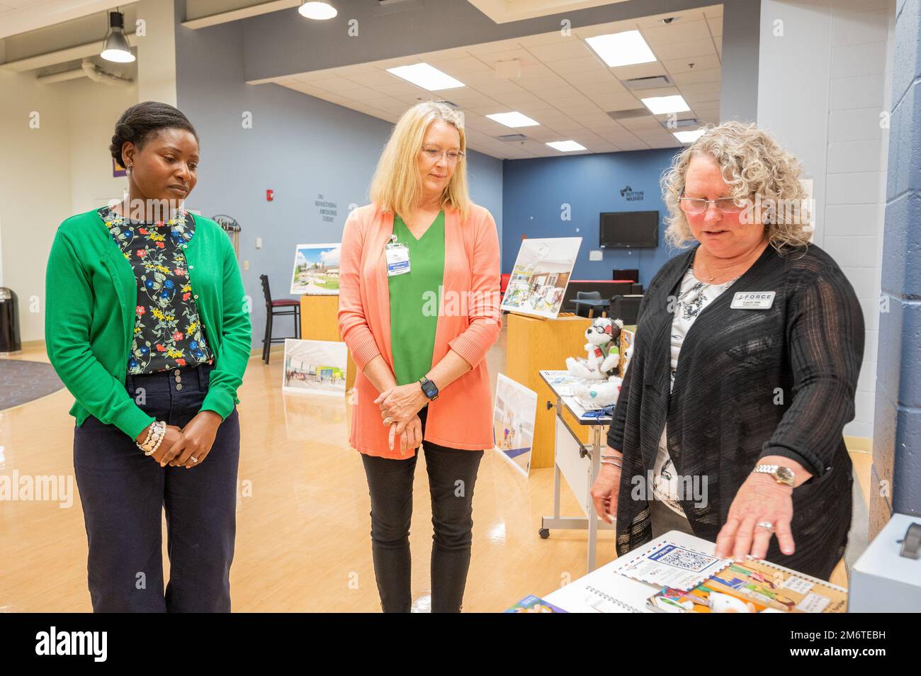 Von rechts erklärt Laurie Sisk, 436. Force Support Squadron School Liaison Program Manager, Peer