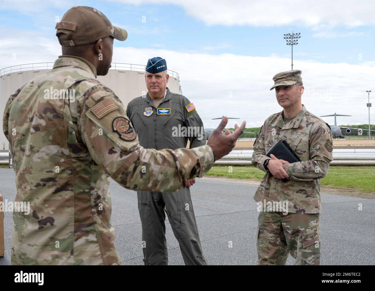 Tech. Sgt. Jamaul Anderson, 436. Logistics Readiness Squadron Lagerbetrieb Unkommissionierter Offizier, informiert General Mike Minihan, Center, Air Mobility Command Commander, und Chief Master Sgt. Brian Kruzelnick, rechts, AMC-Kommandochef, am Luftwaffenstützpunkt Dover, Delaware, 5. Mai 2022. Während ihres Besuchs hob die AMC-Führung die besten Flugzeuge hervor und besichtigte Basiseinrichtungen wie das C-5 Isochronal Dock, den Flugverkehrskontrollturm und die Tactics and Leadership Nexus. Stockfoto