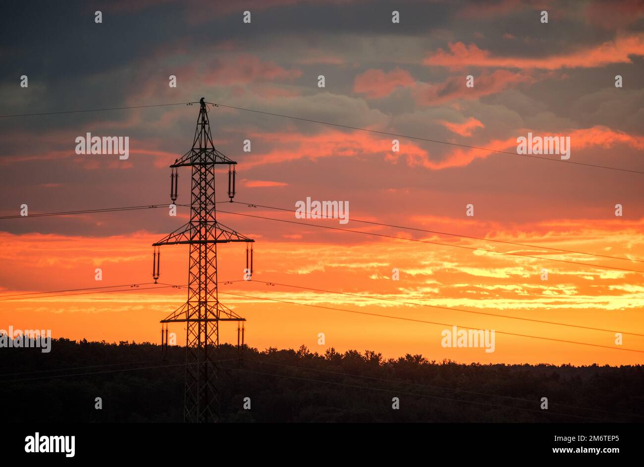 Elektrischer Pylon und Elektrodraht mit Sonnenuntergang. Strommasten. Energie- und Energiekonzept. Stockfoto