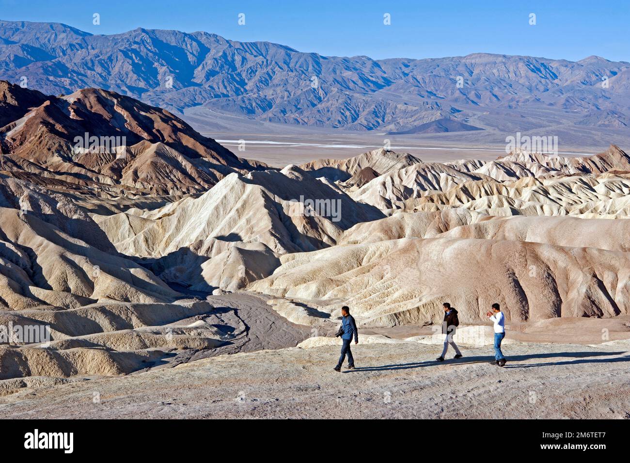 Besucher am Zabriskie Point im Death Valley, Nationalpark, Kalifornien, USA Stockfoto