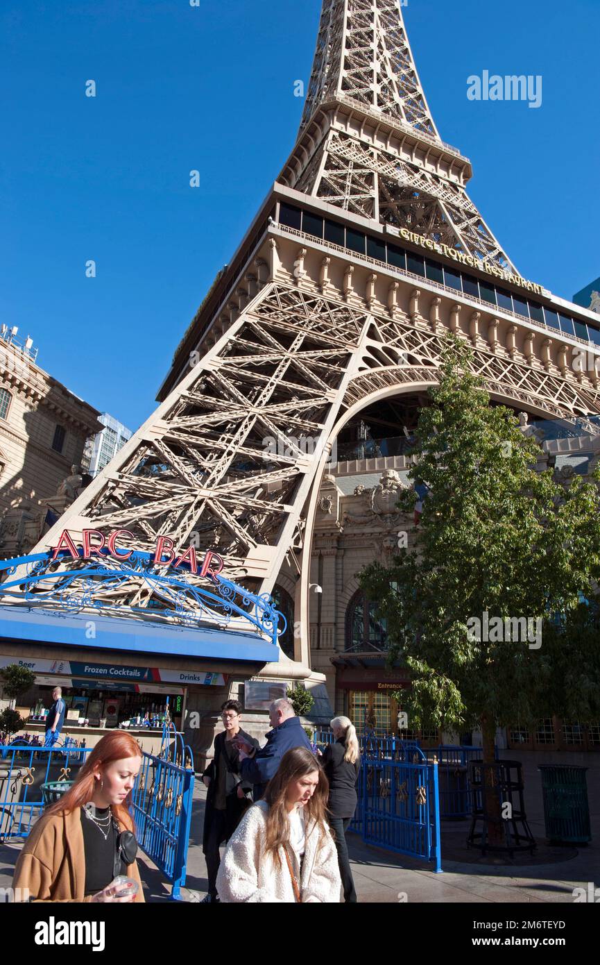 Eine Nachbildung des Eiffelturms im Paris Hotel and Casino auf dem Strip, Las Vegas, Nevada, USA Stockfoto