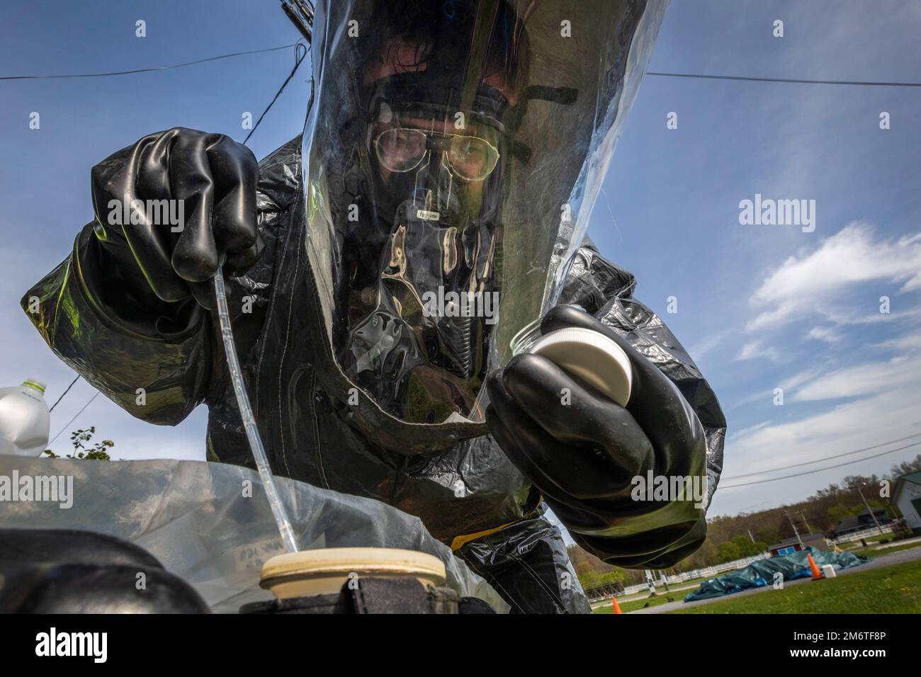 USA Army Sgt. Eric Boyer, Mitglied des Untersuchungsteams des 21. Arms of Mass Destruction-Civil Support Teams, New Jersey National Guard, entnimmt Proben an einem simulierten Tatort während einer Übung auf den Sussex County Fairgrounds, Augusta, New Jersey, 5. Mai 2022. Der 21. identifiziert chemische, biologische, radiologische und nukleare Stoffe; er bewertet und berät die Zivilbehörden bei Maßnahmen zur Reaktion auf vom Menschen verursachte Katastrophen oder Naturkatastrophen. (New Jersey National Guard Foto von Mark C. Olsen) Stockfoto