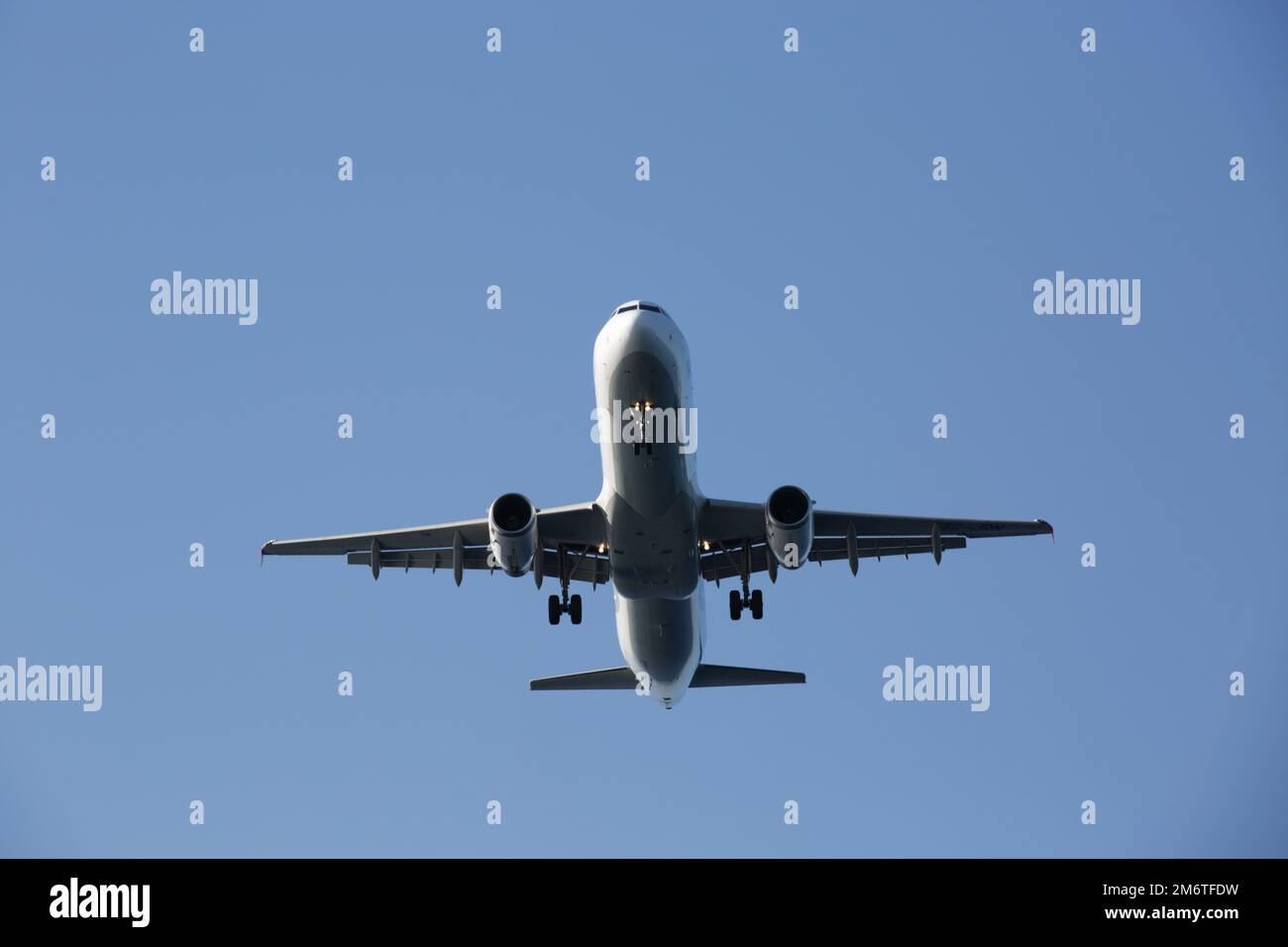 Passagierflugzeug am blauen Himmel Stockfoto