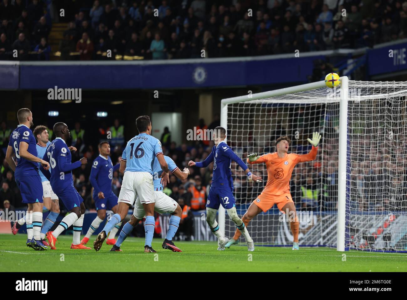 5. Januar 2023; Stamford Bridge, Chelsea, London, England: Premier League Football, Chelsea gegen Manchester City; Nathan Ake von Manchester City schlägt die Überschneidung Stockfoto