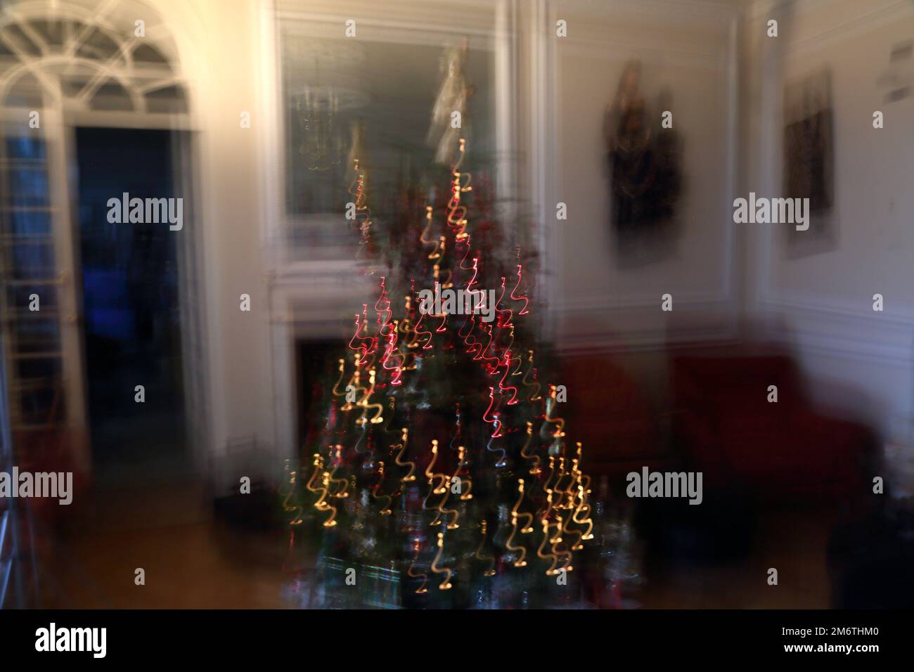 Weihnachtseindrücke Kamerabewegung von Lichtern am Weihnachtsbaum Stockfoto