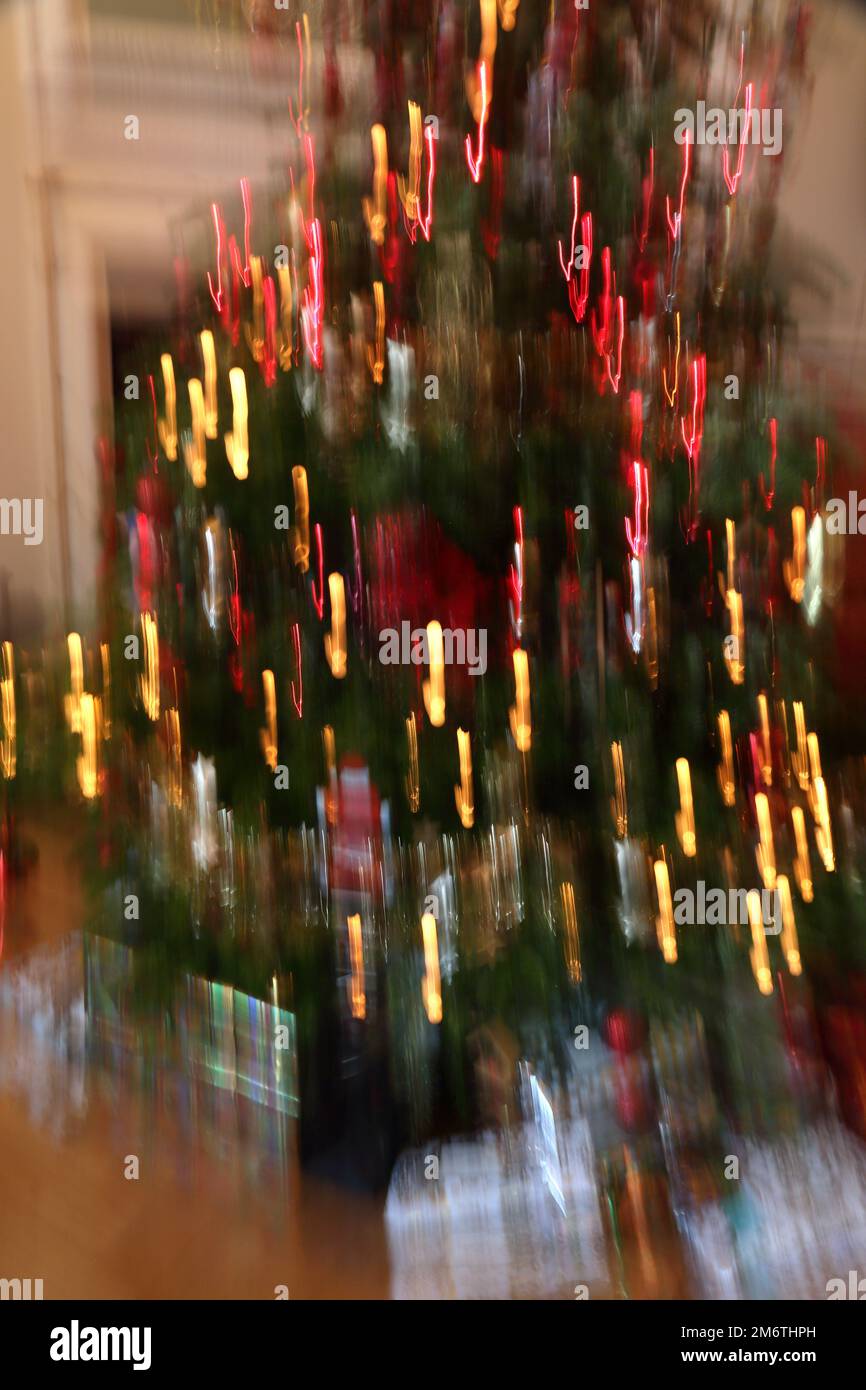 Weihnachtseindrücke Kamerabewegung von Lichtern am Weihnachtsbaum Stockfoto