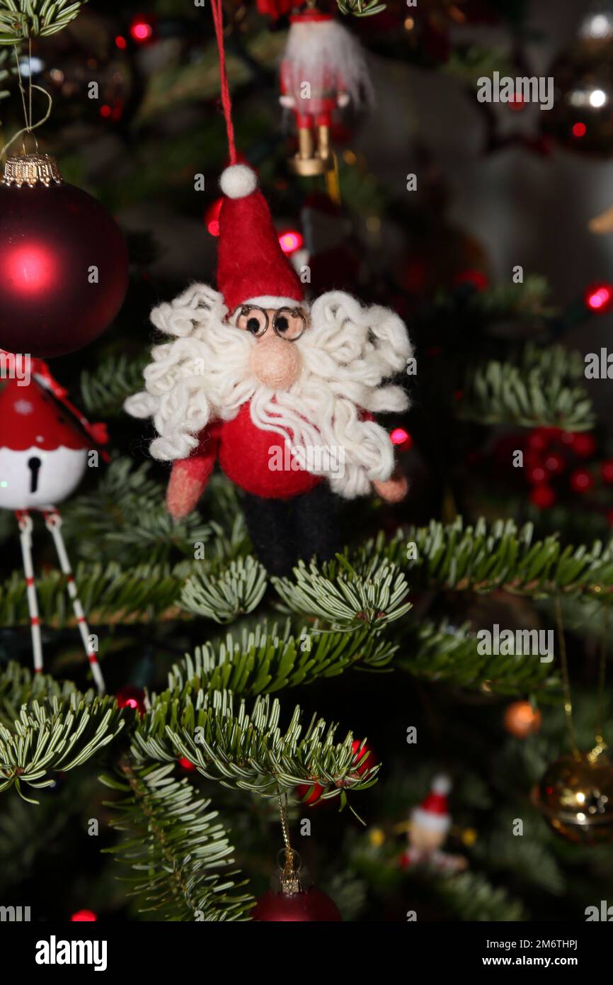 Nahaufnahme der Weihnachtsmann-Dekoration am echten Evergreen Weihnachtsbaum Stockfoto