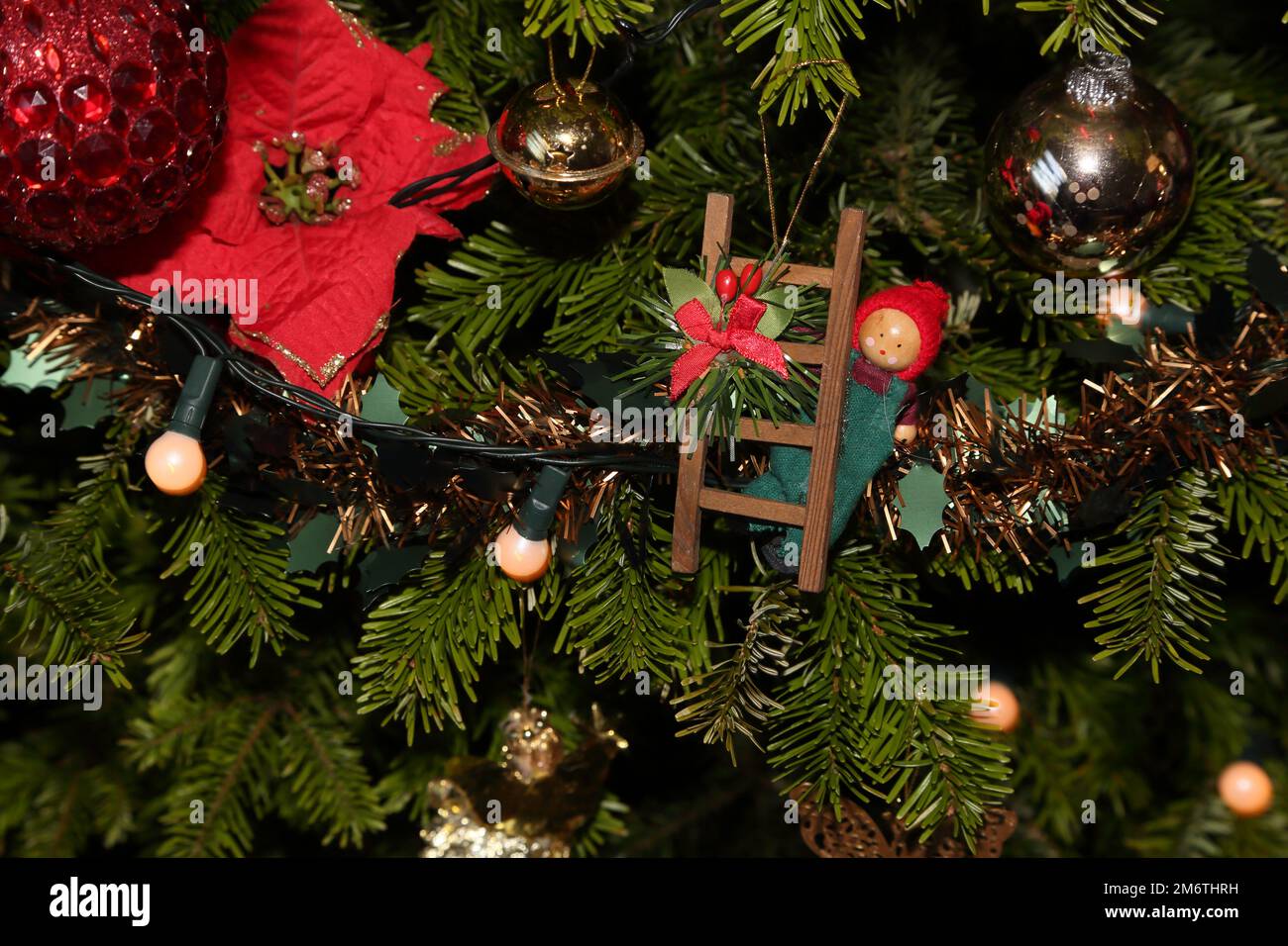 Nahaufnahme von Dekorationen am echten Evergreen Weihnachtsbaum Stockfoto