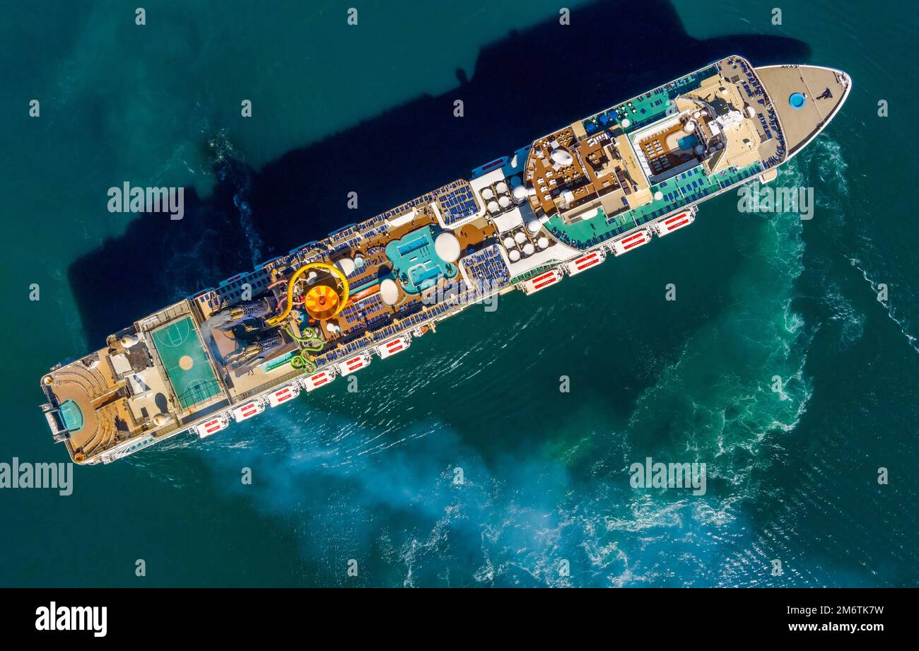 Segelkreuzfahrtschiff Luftaufnahme von oben Stockfoto