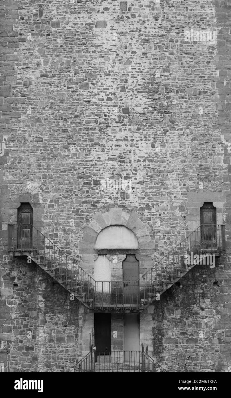 Äußeres Detail eines antiken Gebäudes in Florenz, Italien, mit Escher-Architektur. Stockfoto