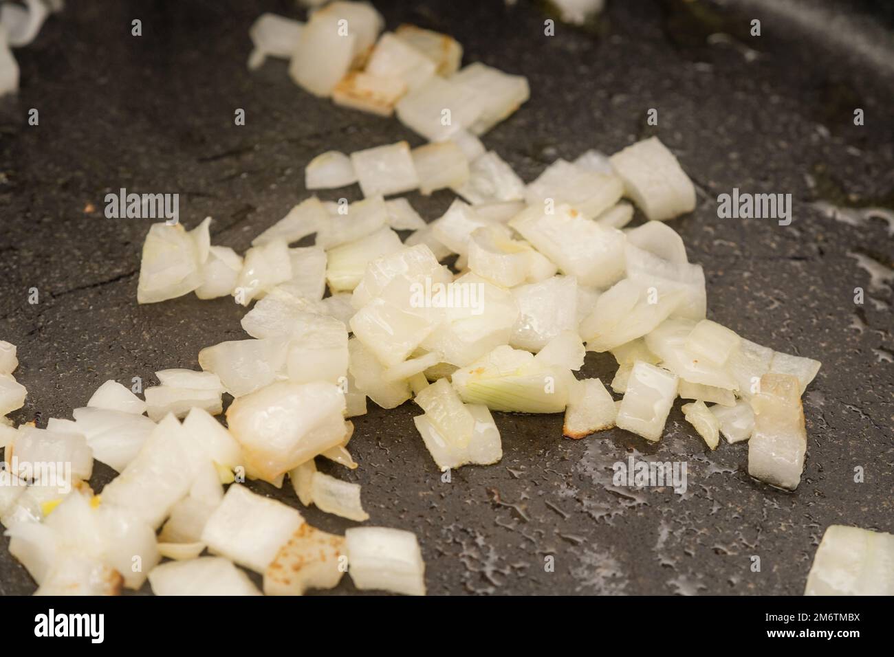 Ich koche gehackte Zwiebeln in einem Kochtopf Stockfoto
