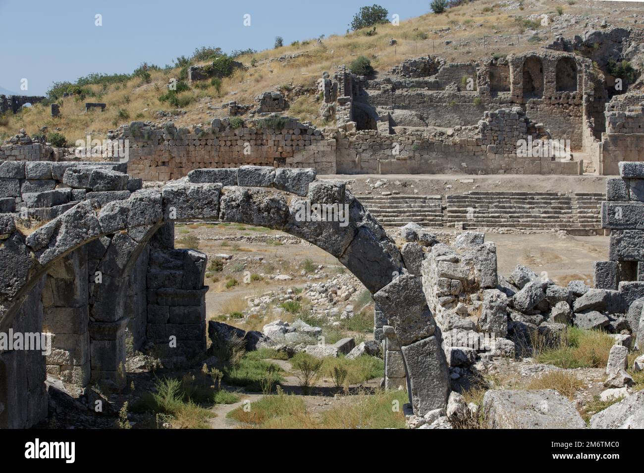 Steinbogen und Ruinen einer Steinmauer. Griechische Stadt Tlos in the Rock, Türkei. Lykische Felsengräber Stockfoto