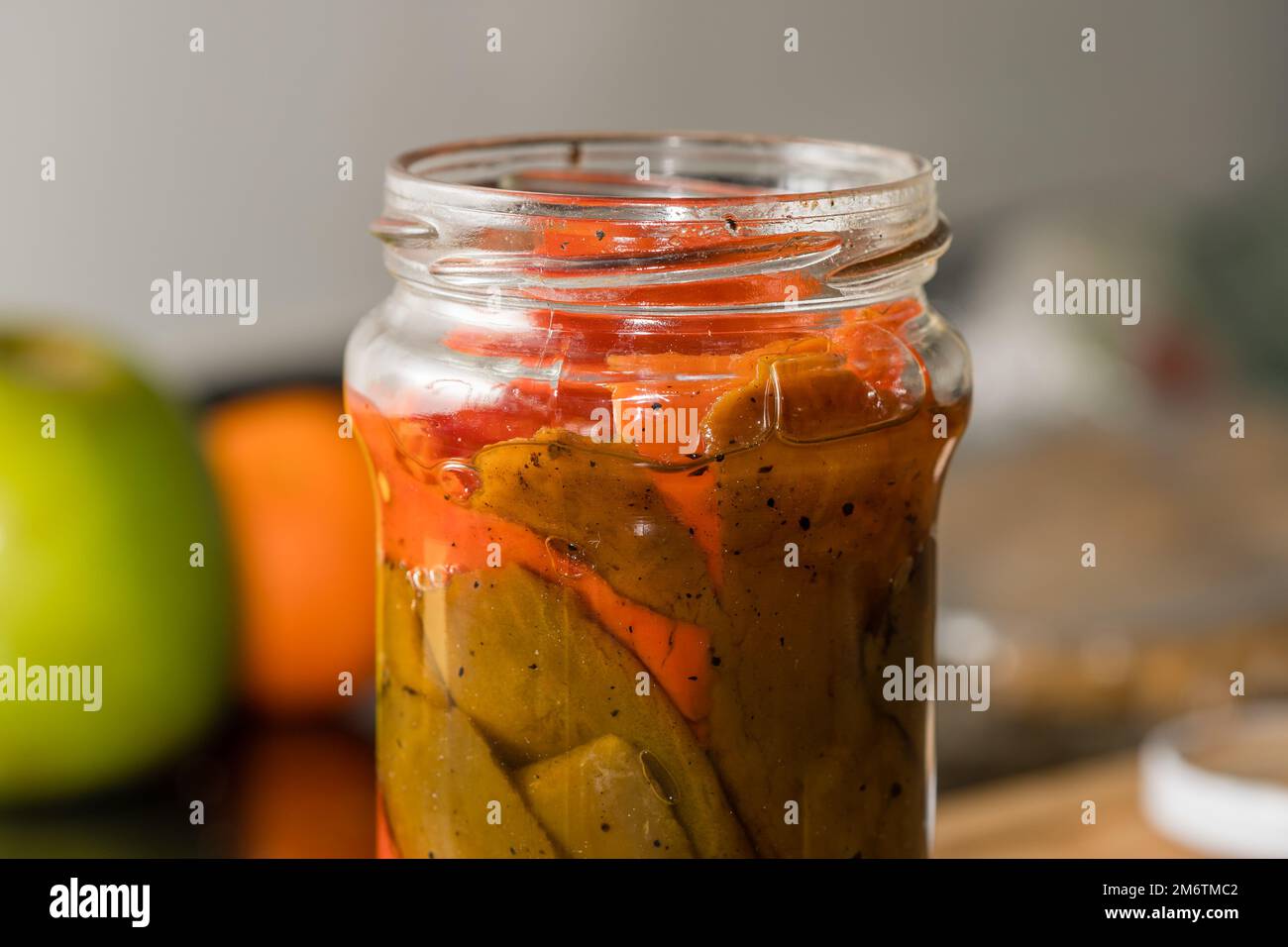 Geröstete Paprika in einem Glasgefäß Stockfoto
