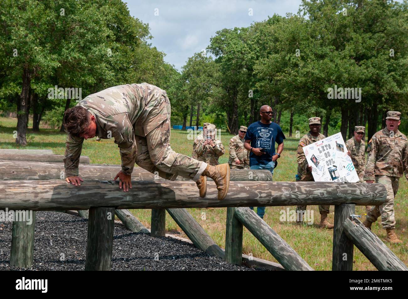 CPL. Ashley Kearns vom 56. Infanterie-Brigade-Kampfteam der Texas Army National Guard läuft durch den Hindernisparcours, während Freunde und Familie sie im besten Krieger-Wettbewerb des Texas Military Department in Camp Swift, Texas, anfeuern. Der dreitägige Wettbewerb stellt Servicemitarbeiter bei verschiedenen Veranstaltungen vor Herausforderungen, bei denen ihr technisches Wissen, ihre taktischen Fähigkeiten und ihre körperliche Fitness getestet werden sollen. Die Army-Gewinner dieser Veranstaltung werden Texas bei der Region V Best Warrior Competition der Nationalgarde vertreten. Stockfoto